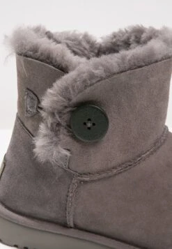 Ugg Mini Bailey ButtonTronchettiGrey Donna Stivaletti UG111Y00O-C11 11 Ugg Mini Bailey ButtonTronchettiGrey Donna Stivaletti UG111Y00O-C11 -Ugg 04eb63774fb542ec9ef63b8f34cea427