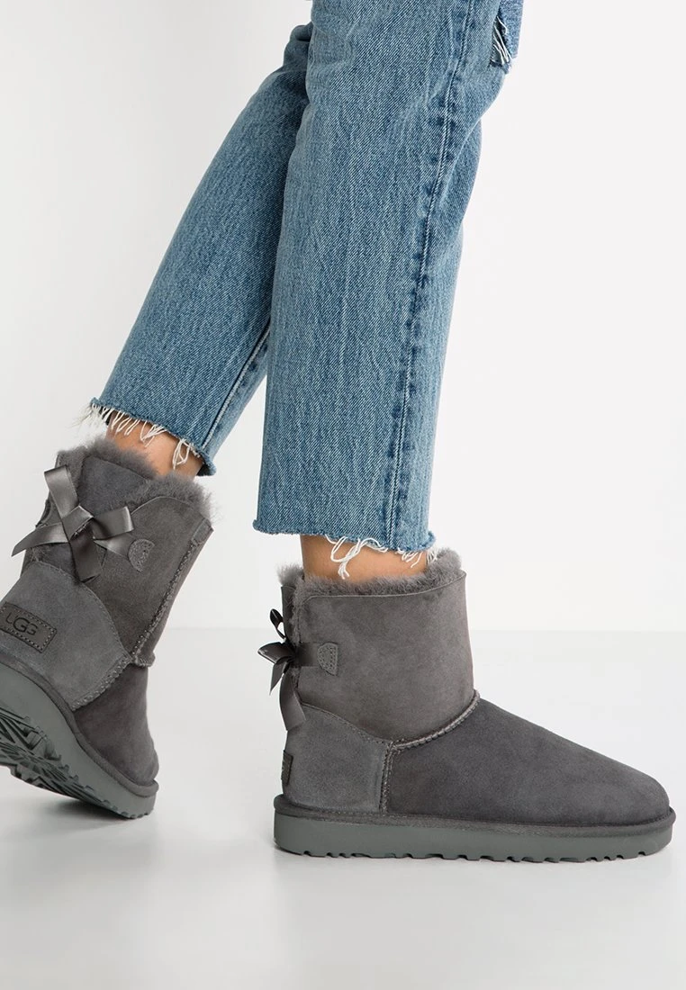 Ugg Mini Bailey BowStivalettiGrey Donna Stivaletti UG111Y00L-C11 1 Ugg Mini Bailey BowStivalettiGrey Donna Stivaletti UG111Y00L-C11