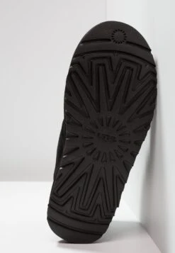 Ugg Neumel - Stringate Sportive - Black 10 Ugg Neumel - Stringate Sportive - Black -Ugg 27b097427e0e4b9f8b7ff982a0ed3f9b