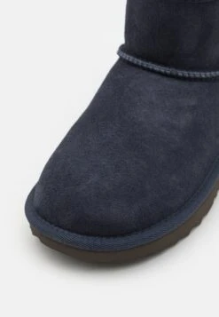 Ugg Classic Mini Ii UnisexStivalettiEve Blue Bambini Stivali UG116I009-K11 11 Ugg Classic Mini Ii UnisexStivalettiEve Blue Bambini Stivali UG116I009-K11 -Ugg 2946b90bd97b4a0aa9748779c27617fe