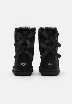 Ugg Bailey Bow Stivali AltiBlack Bambini Stivali UG113J00U-Q11 8 Ugg Bailey Bow Stivali AltiBlack Bambini Stivali UG113J00U-Q11 -Ugg 3d100019cb8743608cc894d662715eeb