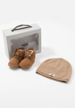 Ugg Baby Neumel & Beanie SetRegalo Per NascitaChestnut Bambini Scarpe Per Gattonare UG116F006-B11 17 Ugg Baby Neumel & Beanie SetRegalo Per NascitaChestnut Bambini Scarpe Per Gattonare UG116F006-B11 -Ugg 47bbfa33c00847158283081728b291ac