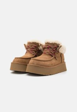 Ugg Funkarra Cabin CuffStivaletti Con PlateauChestnut Donna Stivaletti UG111X07W-O11 -Ugg 4e8dd728ff9740dca3cd70b1f82e9167