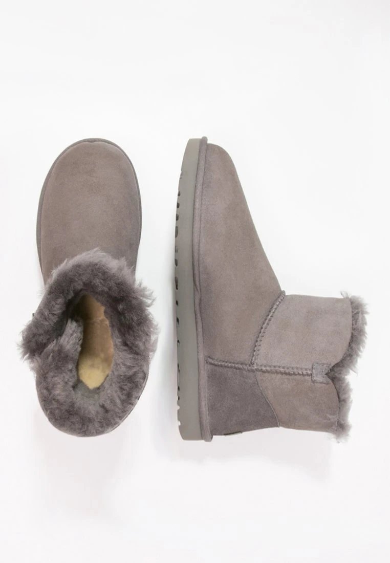 Ugg Mini Bailey ButtonTronchettiGrey Donna Stivaletti UG111Y00O-C11 2 Ugg Mini Bailey ButtonTronchettiGrey Donna Stivaletti UG111Y00O-C11 - immagine 2
