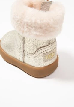 Ugg Jorie Metallic - Scarpe Primi Passi - Gold 8 Ugg Jorie Metallic - Scarpe Primi Passi - Gold -Ugg 5ecc4f0f1b454ba6b2aebf16e3366e98