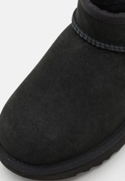 Ugg Classic Ultra Mini UnisexStivalettiBlack Bambini Stivali UG116I00H-Q11 17 Ugg Classic Ultra Mini UnisexStivalettiBlack Bambini Stivali UG116I00H-Q11 -Ugg 729e382405f7422db6ccc2591ed6a167