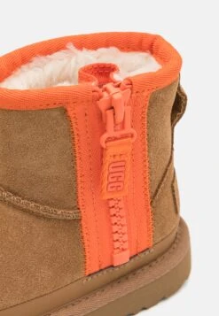 Ugg Classic Mini Zipper UnisexStivalettiChestnut Bambini Stivali UG116I00W-O11 11 Ugg Classic Mini Zipper UnisexStivalettiChestnut Bambini Stivali UG116I00W-O11 -Ugg 79e05f1a36444d399fe8ec185663e427