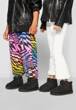 Ugg Classic Ultra Mini UnisexStivalettiBlack Bambini Stivali UG116I00H-Q11 12 Ugg Classic Ultra Mini UnisexStivalettiBlack Bambini Stivali UG116I00H-Q11 -Ugg a735bb0c9831483998b3af404d973117