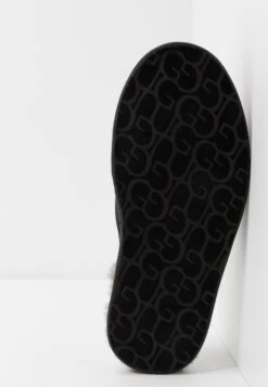 Ugg ScuffPantofoleBlack Uomo Pantofole UG112I00N-Q11 10 Ugg ScuffPantofoleBlack Uomo Pantofole UG112I00N-Q11 -Ugg a7d657a828814ad5b648a220729f64dd