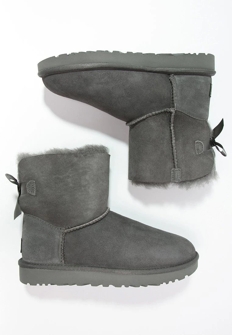 Ugg Mini Bailey BowStivalettiGrey Donna Stivaletti UG111Y00L-C11 3 Ugg Mini Bailey BowStivalettiGrey Donna Stivaletti UG111Y00L-C11 - immagine 3