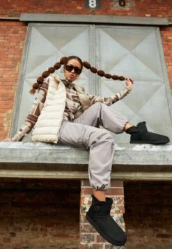 Ugg Mini Bailey ButtonTronchettiBlack Donna Stivaletti UG111Y00O-Q11