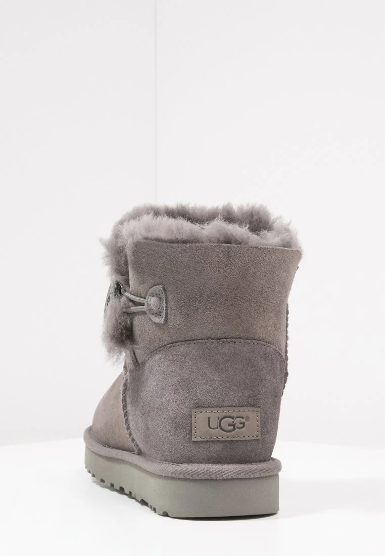 Ugg Mini Bailey ButtonTronchettiGrey Donna Stivaletti UG111Y00O-C11 4 Ugg Mini Bailey ButtonTronchettiGrey Donna Stivaletti UG111Y00O-C11 - immagine 4