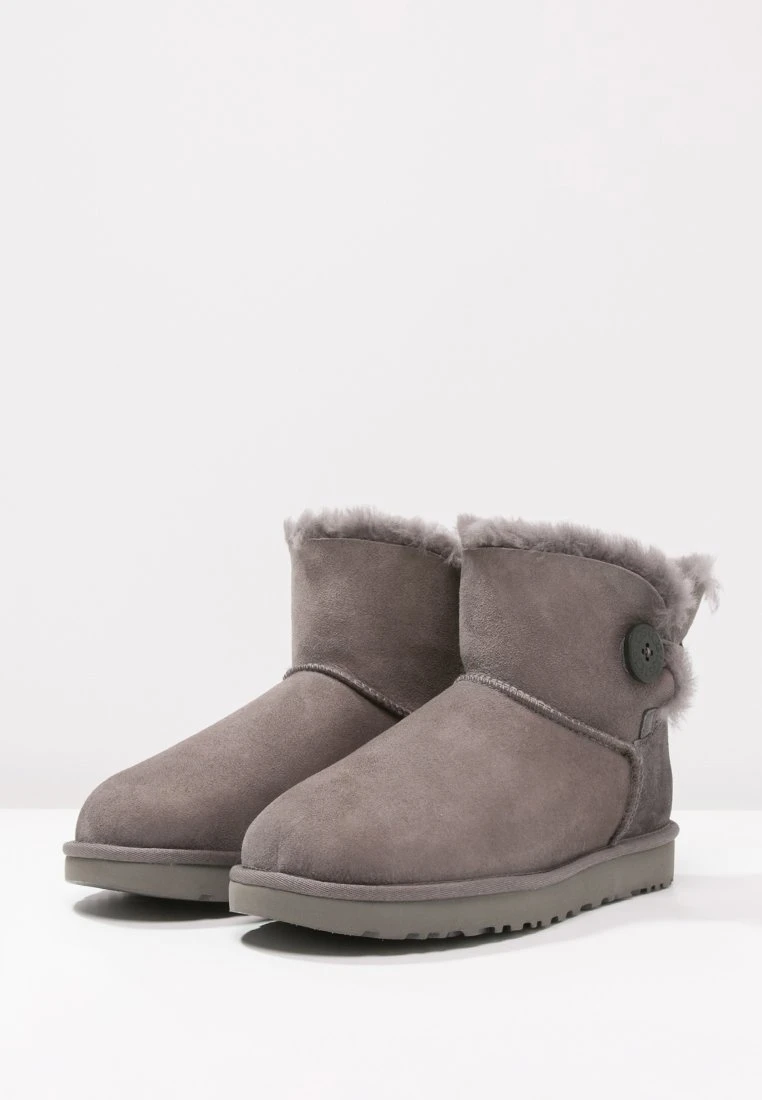 Ugg Mini Bailey ButtonTronchettiGrey Donna Stivaletti UG111Y00O-C11 3 Ugg Mini Bailey ButtonTronchettiGrey Donna Stivaletti UG111Y00O-C11 - immagine 3