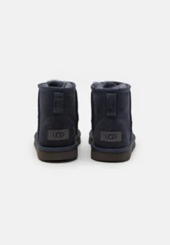 Ugg Classic Mini Ii UnisexStivalettiEve Blue Bambini Stivali UG116I009-K11 8 Ugg Classic Mini Ii UnisexStivalettiEve Blue Bambini Stivali UG116I009-K11 -Ugg d6b418477f82499eb7342d64720188ea