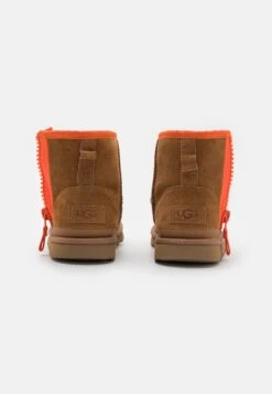 Ugg Classic Mini Zipper Tape Logo UnisexStivali Da Neve Chestnut Bambini Stivali UG116I00X-O11 8 Ugg Classic Mini Zipper Tape Logo UnisexStivali Da Neve Chestnut Bambini Stivali UG116I00X-O11 -Ugg d700f2d0daea4f6bb2baeafa4b7a9252