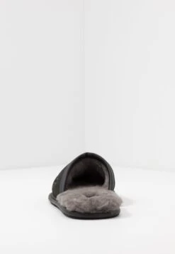 Ugg ScuffPantofoleBlack Uomo Pantofole UG112I00N-Q11 9 Ugg ScuffPantofoleBlack Uomo Pantofole UG112I00N-Q11 -Ugg da757aff0ffe4030af4ba8238bcf11e5