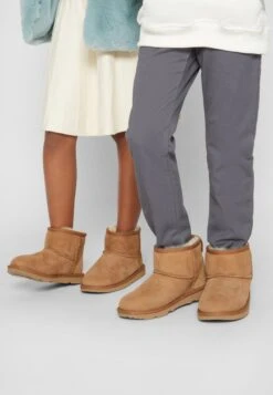 Ugg Classic Mini Ii Unisex - Stivaletti - Chestnut 14 Ugg Classic Mini Ii Unisex - Stivaletti - Chestnut -Ugg e58a9614eac8495aa6963fd3841c7019
