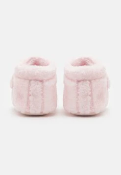 Ugg Bixbee And Lovey Bear Stuffie SetRegalo Per NascitaSeashell Pink Bambini Scarpe Per Gattonare UG116F00C-J11 9 Ugg Bixbee And Lovey Bear Stuffie SetRegalo Per NascitaSeashell Pink Bambini Scarpe Per Gattonare UG116F00C-J11 -Ugg e8890131dbd5490aa917c88d12534796