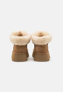 Ugg Funkarra Cabin CuffStivaletti Con PlateauChestnut Donna Stivaletti UG111X07W-O11 -Ugg f10454c911b1431bbf9deea8fa938277