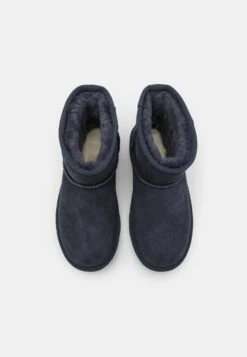 Ugg Classic Mini Ii UnisexStivalettiEve Blue Bambini Stivali UG116I009-K11 9 Ugg Classic Mini Ii UnisexStivalettiEve Blue Bambini Stivali UG116I009-K11 -Ugg fae9d97412794690a9f5ce94b2dd9f81