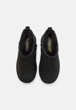 Ugg Classic Ultra Mini UnisexStivalettiBlack Bambini Stivali UG116I00H-Q11 15 Ugg Classic Ultra Mini UnisexStivalettiBlack Bambini Stivali UG116I00H-Q11 -Ugg fdc79b15a9a8418abc2902380c30b875